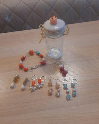 insieme di 5 paia orecchini e 1 bracciale
