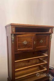 Mobile in legno classico con finiture in ottone