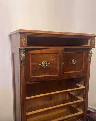 Mobile in legno classico con finiture in ottone