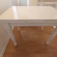 Tavolo shabby in legno laccato con gambe tornite