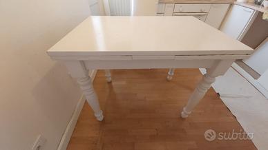 Tavolo shabby in legno laccato con gambe tornite