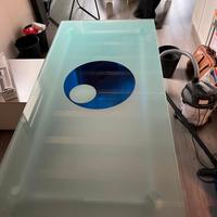 Tavolo con lastra di vetro.