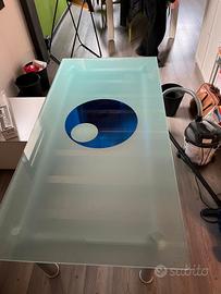 Tavolo con lastra di vetro.