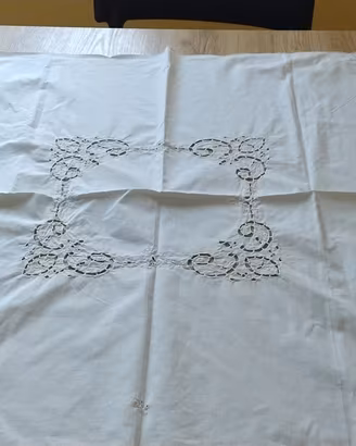 tovaglietta ricamata colore bianco 