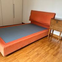 letto in tessuto 140 cm con comodino