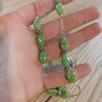 Collana girocollo di pietre verdi