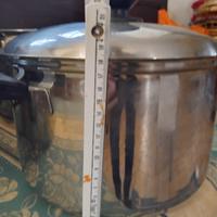 una pentola acciaio  inox  18/10