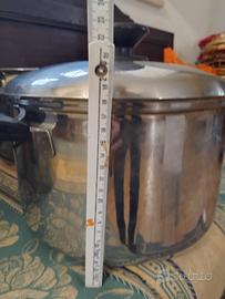 una pentola acciaio  inox  18/10