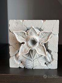 Demogorgone che emerge dal muro Stranger Things