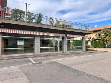 NEGOZIO A MONTEBELLUNA