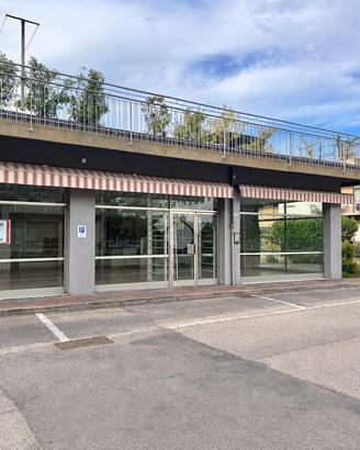NEGOZIO A MONTEBELLUNA