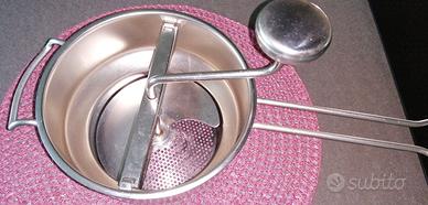 Passaverdure classico in acciaio inox con manico e