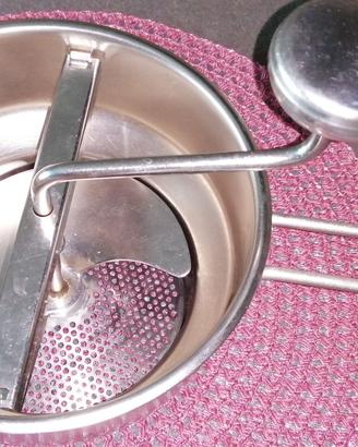 Passaverdure classico in acciaio inox con manico e
