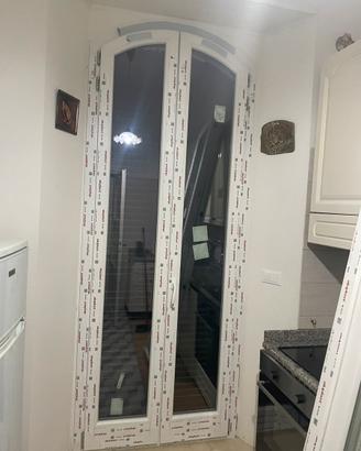 finestra in PVC centinata nuova
