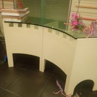 Banco curvo con piano in vetro