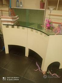 Banco curvo con piano in vetro