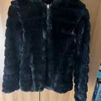 Pelliccia sintetica con cappuccio