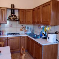 cucina angolare con tavolo e quattro sedie 