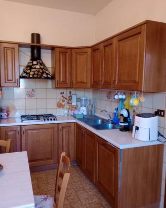 cucina angolare con tavolo e quattro sedie 