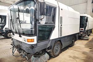 Spazzatrice stradale RAVO 5002 Eco, patente B