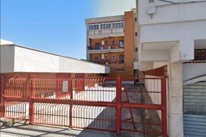 Ampio box auto in cortile privato