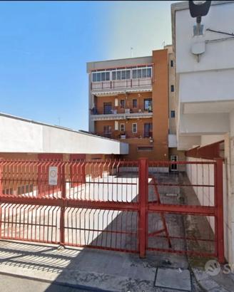 Ampio box auto in cortile privato