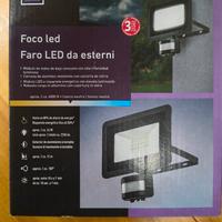 Faro LED con sensore di movimento 