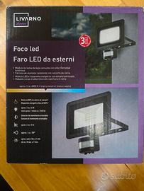 Faro LED con sensore di movimento 