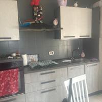 Cucina completa,  tavolo 4 sedie e divano