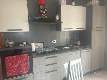 Cucina completa,  tavolo 4 sedie e divano