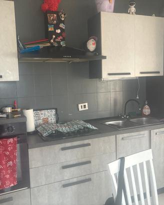 Cucina completa,  tavolo 4 sedie e divano