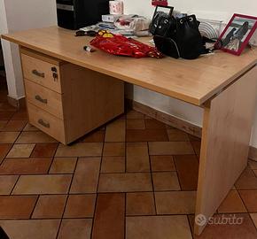 Scrivania in legno massello + cassettiera