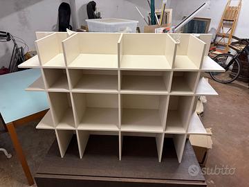 Madia con bacheca e cassettone