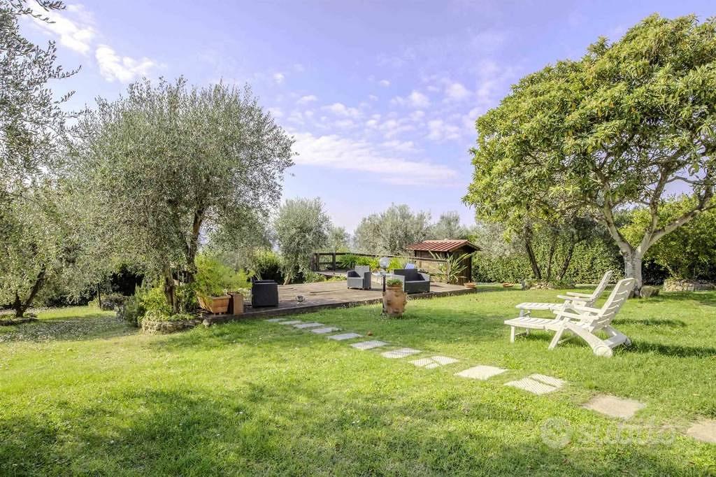 Rustico / Casale di 300 m² con più di 5 locali a F - Vista 5