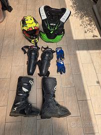 Casco, stivali, ginocchiere e pettorina 