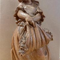 Scultura in legno fatta a mano
