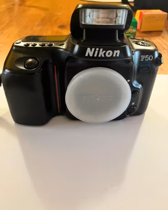 Nikon F 50 reflex analogica