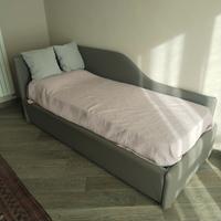 letto singolo  con materasso e cassettiera. 