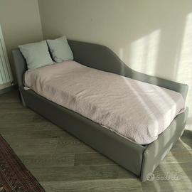 letto singolo  con materasso e cassettiera. 