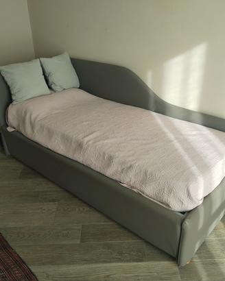 letto singolo  con materasso e cassettiera. 