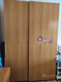 armadio in legno colore ciliegio chiaro 
