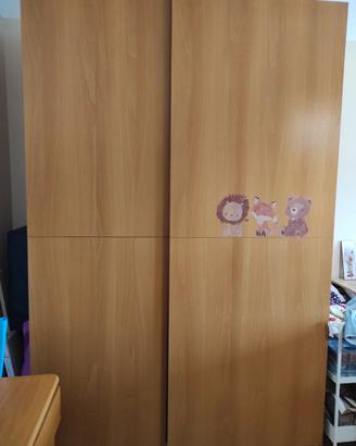 armadio in legno colore ciliegio chiaro 