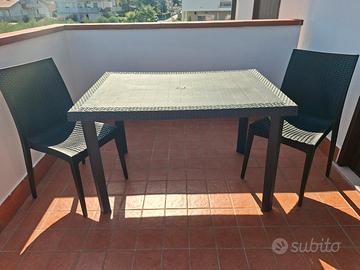 tavolo da esterno + 2 sedie come nuovo