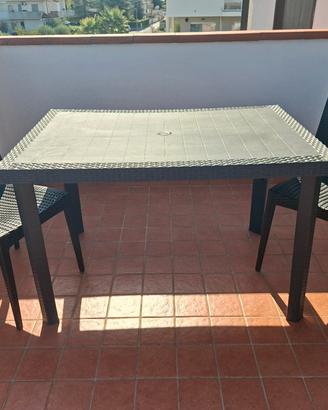 tavolo da esterno + 2 sedie come nuovo