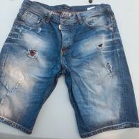 pantaloni jeans corti