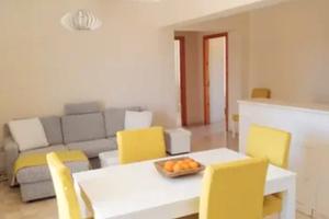 Le studió casa luminosa vicino al mare