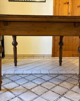 Tavolo in legno massello-allungabile e vintage