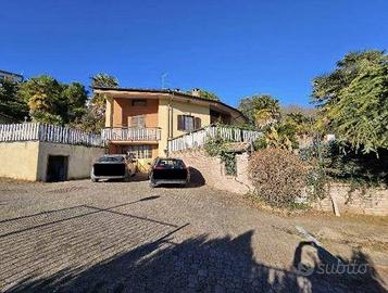 Immobile in asta di 473 m² con 5 locali e box auto