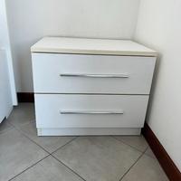 comodino e cassettiera bianchi abbinati