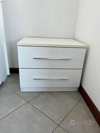 comodino e cassettiera bianchi abbinati